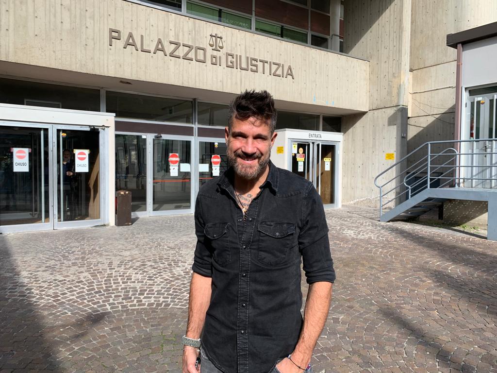 L’inviato di “Striscia” in Tribunale: <br> «Aggrediti con un bastone e pietre»
