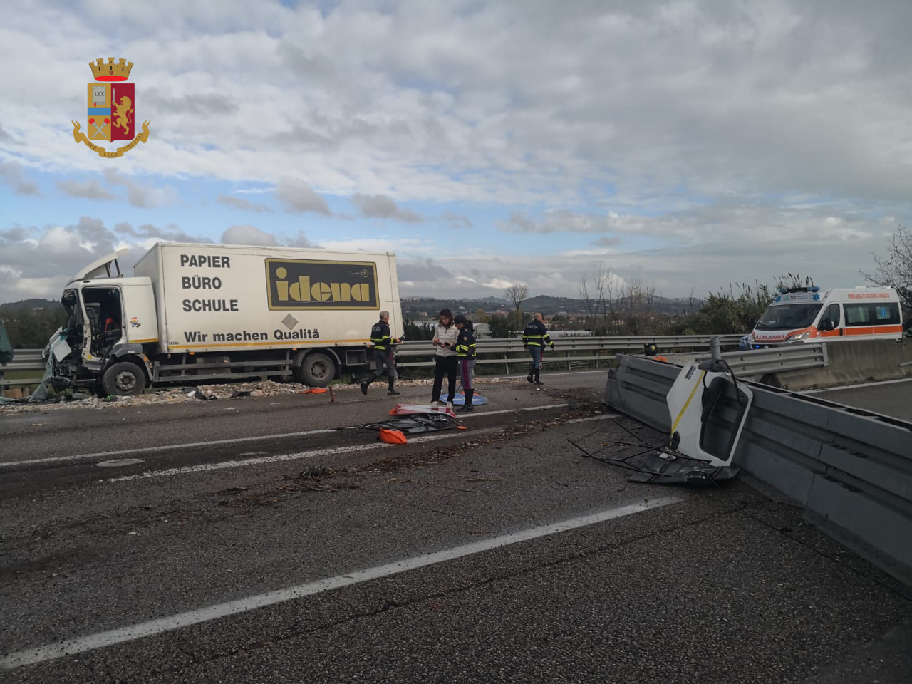 Schianto mortale sulla superstrada <br> Tremendo frontale <br> tra due autoarticolati: <br> muoiono entrambi i camionisti