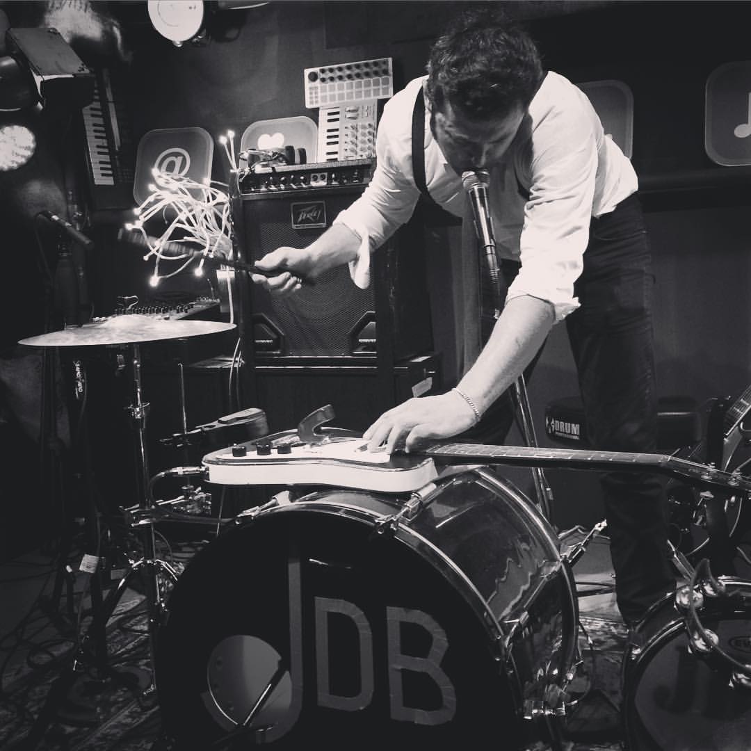 Il one-man-band <br> Johnny DalBasso <br> in concerto a “La Birretta”