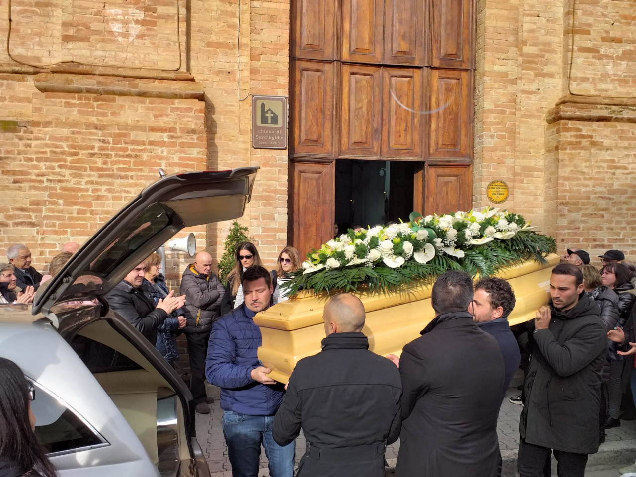 L’ultimo saluto a Angelo Lucini, <br> una folla nella chiesa di Castignano