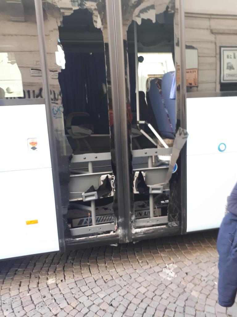 Auto centra un pullman <br> carico di studenti, <br> tanta paura ma nessun ferito <br> Poi il ritorno a casa da incubo