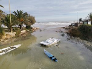 Incredibile mareggiata notturna: <br> chalet allagati, intervengono i pompieri <span> (Video)