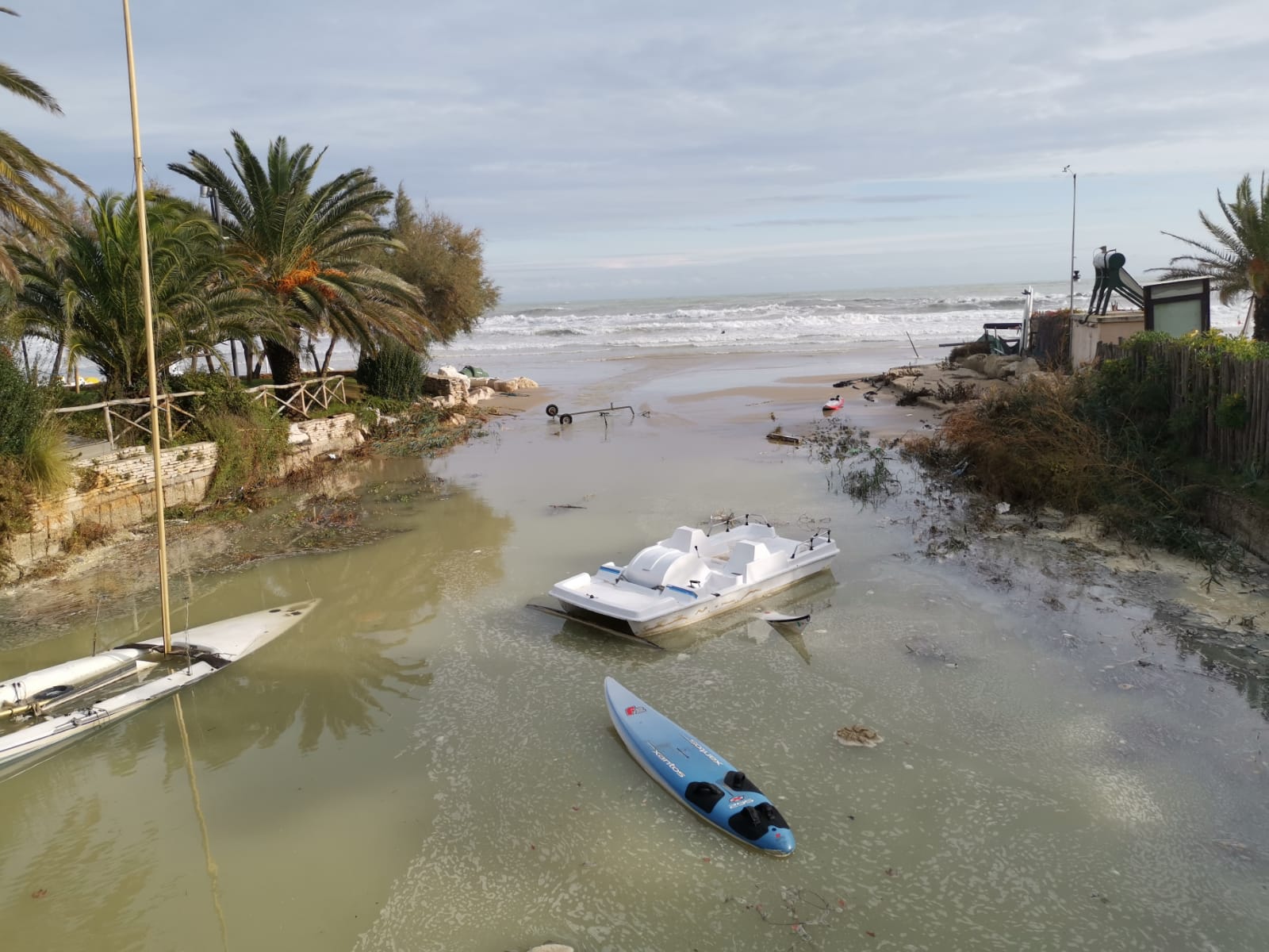 Incredibile mareggiata notturna: <br> chalet allagati, intervengono i pompieri <span> (Video)