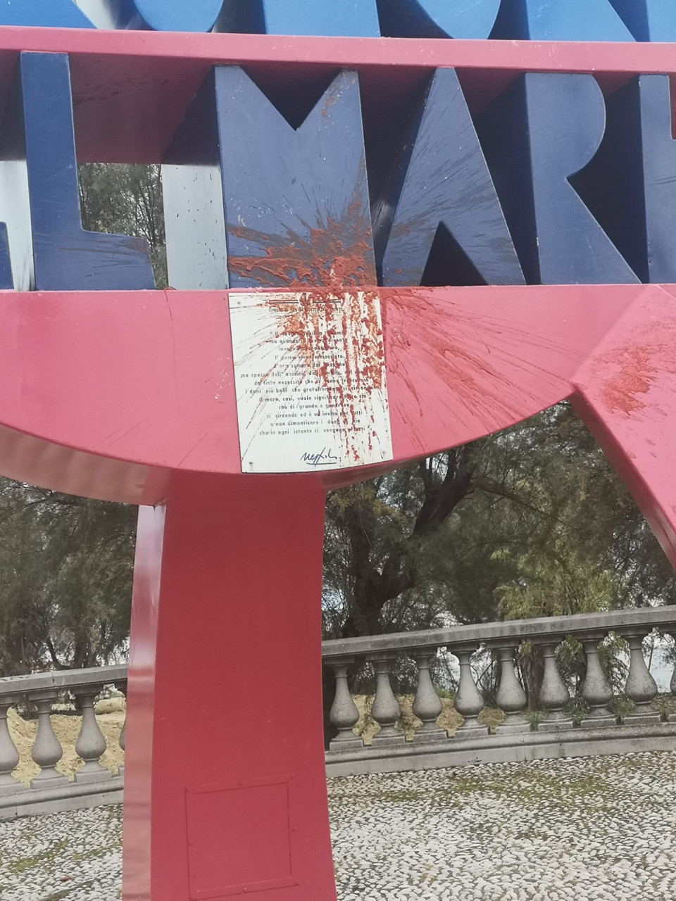 Pomodorate contro <br> il monumento di Nespolo, <br> vandali di nuovo all’attacco