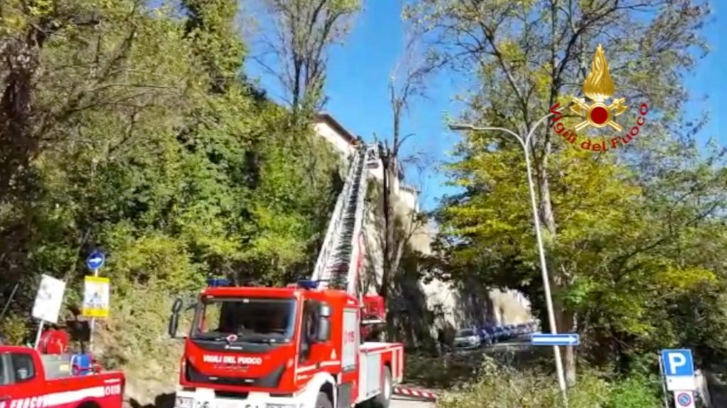 Vento forte, nessun ferito e pochi danni <br> Chiusa per qualche ora via Torricella <br> <span> (Foto e video) </span>