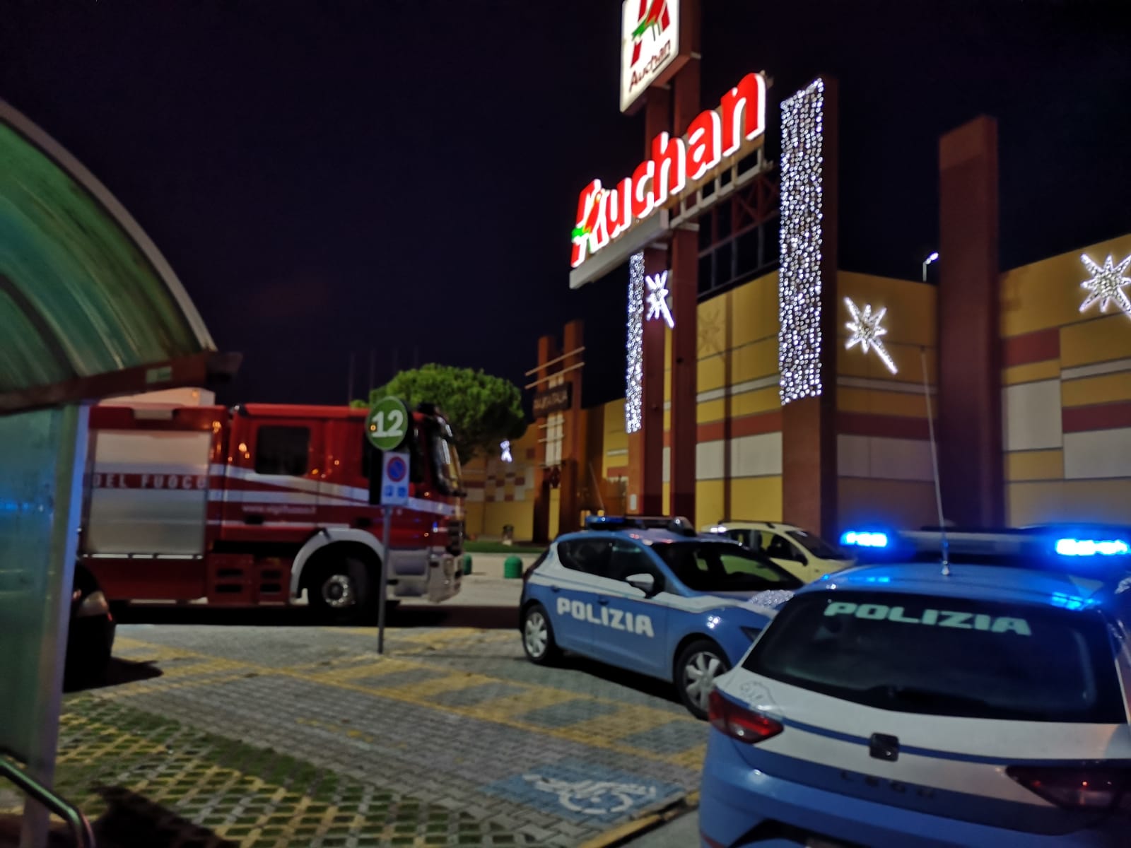 Ragazzino precipita dal tetto <br> del centro commerciale