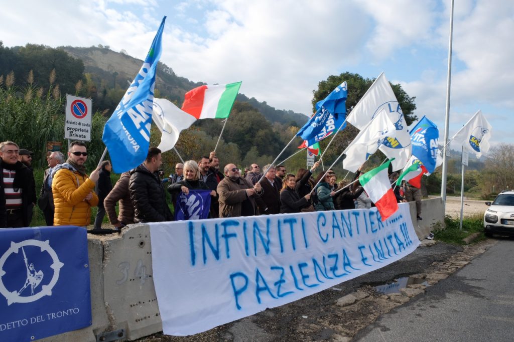 Caos A14, la Lega protesta al casello <br> Nel mirino Autostrade, Magistratura <br> e l’ex sindaco Rossi <span> (Foto e video)