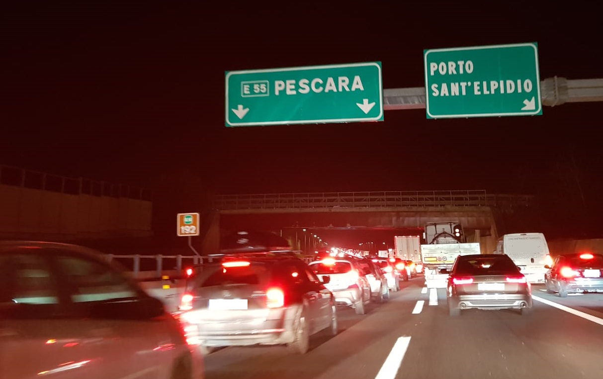 Natale da incubo in A14 <br> Dissequestrati i viadotti, ma le feste <br> iniziano con 8 km di coda <br> e la Statale Adriatica paralizzata