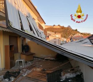 Vento forte sul Piceno, vola via di tutto <br> Scoperchiato il tetto di una casa <br> Pompieri, oltre 70 gli interventi <span> (Foto e video)
