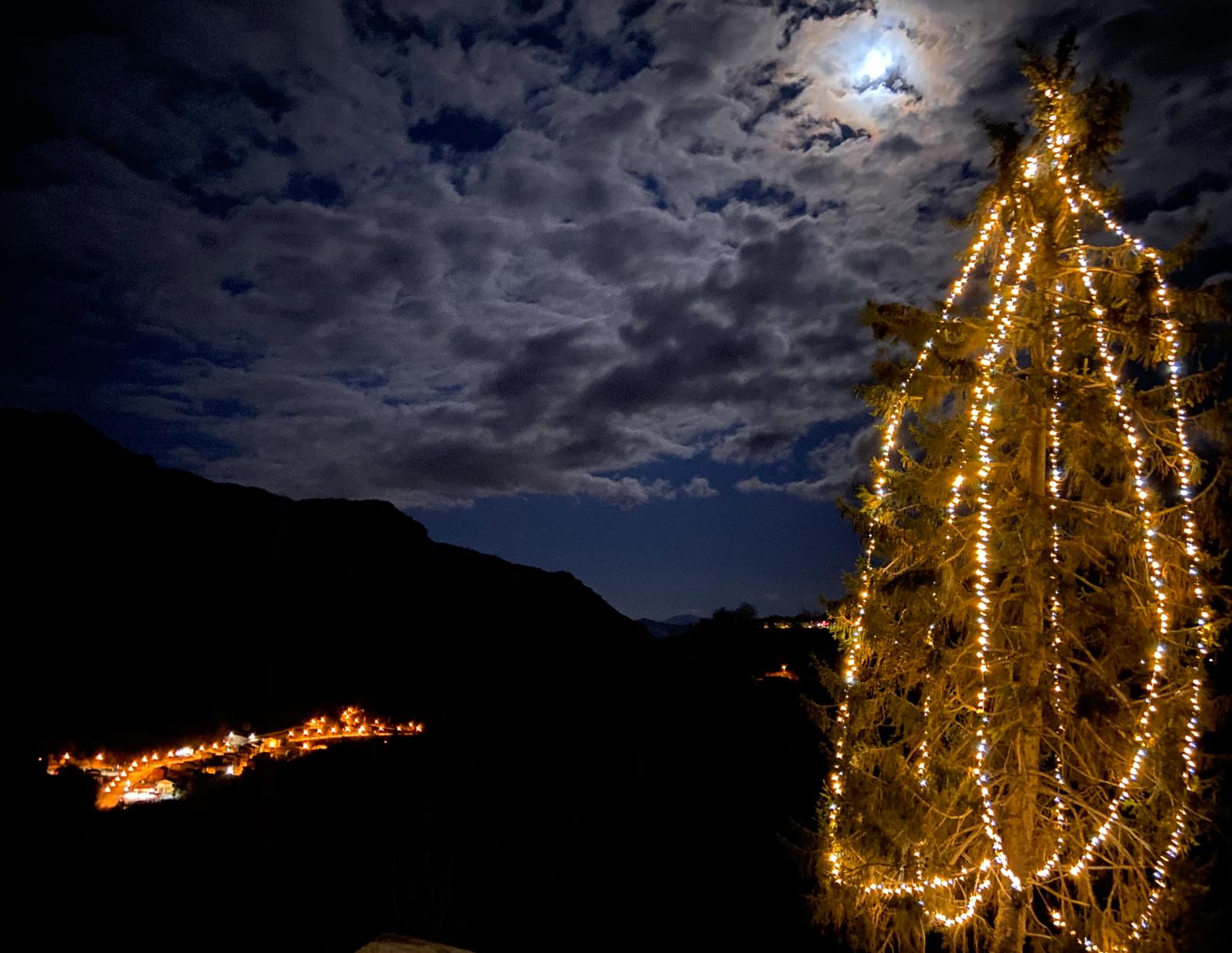 E’ tornato a splendere l’albero <br> di Natale di Arquata