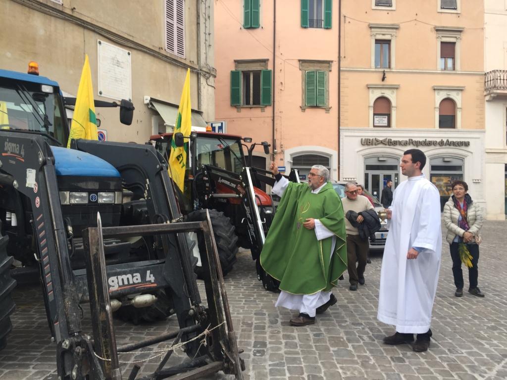 Aspettando il Natale <br> con la Coldiretti: <br> “Campagna Amica” <br> e benedizione dei mezzi agricoli