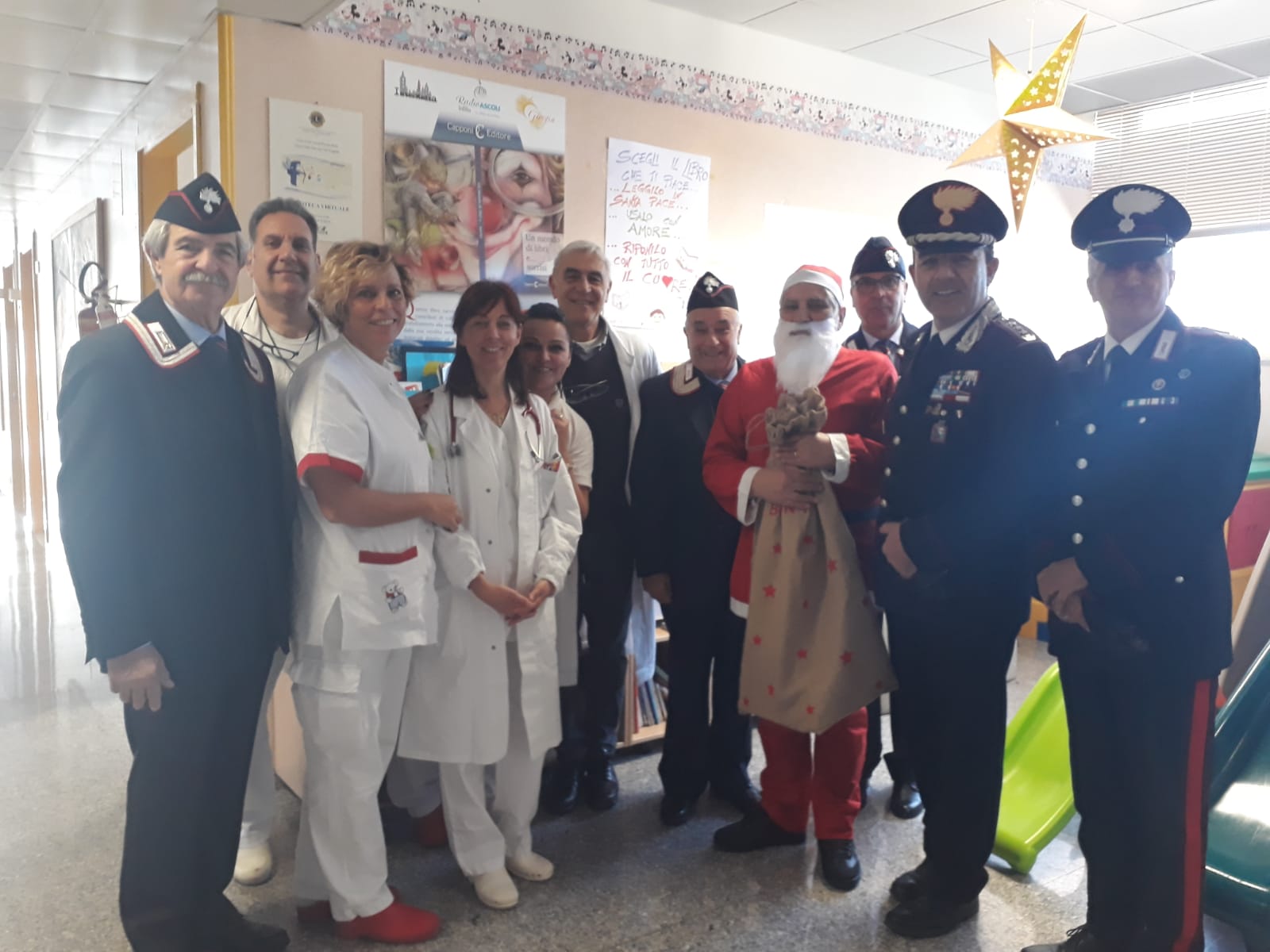 Carabinieri, visita di Natale <br> ai bambini di Pediatria <br> dell’ospedale “Mazzoni”