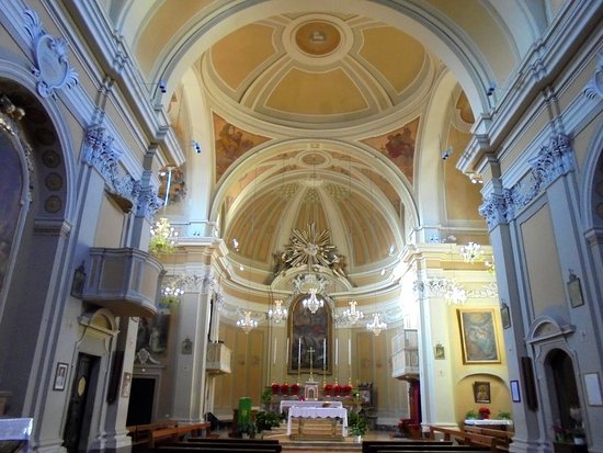 Entra in chiesa nuda, <br> choc tra i fedeli durante la messa