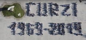 Scuola “Mario Curzi”, <br> super festa dei 50 anni <br> Il flash mob dei ragazzi <br> <span> (Video) </span>