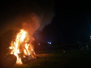 Accese le fòchere: tra fiamme e preghiere, <br> in Riviera arde il fuoco della tradizione <br> <span> (Foto e video) Accese le fòchere: tra fiamme e preghiere, <br> in Riviera arde il fuoco della tradizione <br> <span> (Foto e video)