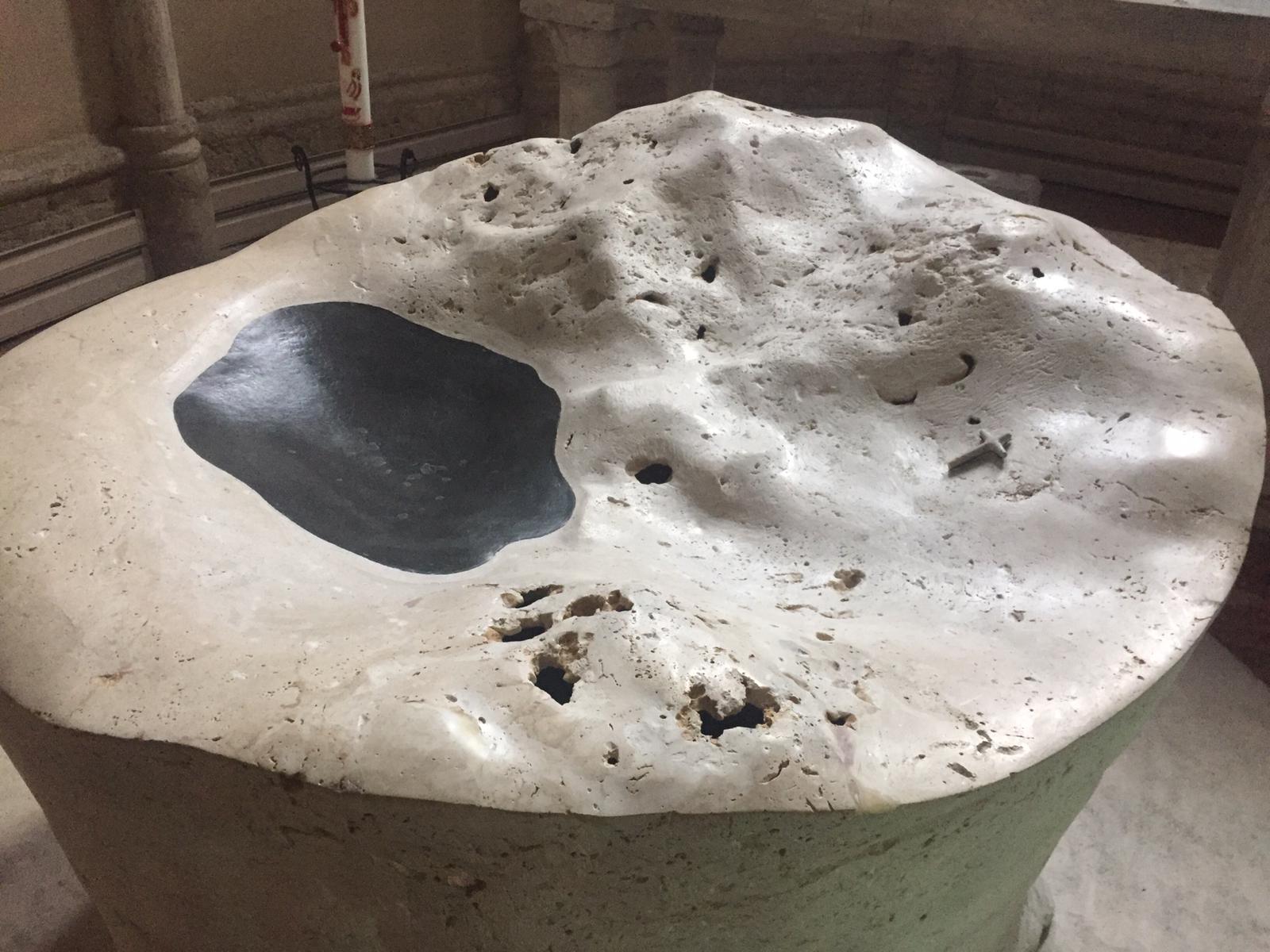 Con trapano o scalpello danneggia la fonte battesimale nella chiesa di San Pietro Martire