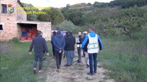 Sfruttava braccianti “in nero”, <br> nei guai azienda agricola di Monteprandone <br> <span> (Foto e video) Sfruttava braccianti “in nero”, <br> nei guai azienda agricola di Monteprandone <br> <span> (Foto e video)