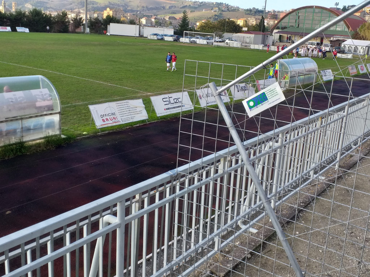 Stadio “Alessio Piccioni”, <br> chiusa una parte della tribuna <br> Ma la squadra combatte e vince (Le foto)