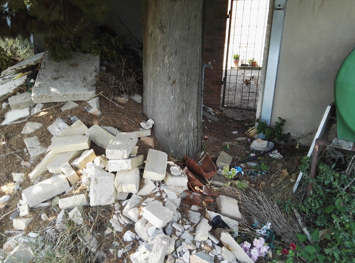Dietro alle tombe <br> c’è una discarica