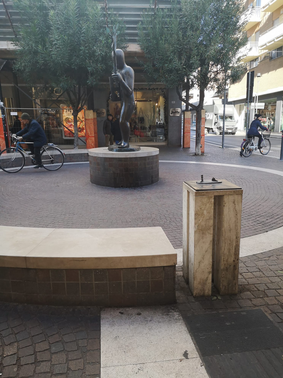 Ripulito il monumento di Nespolo, <br> ma restano troppe brutture a deturpare l’arte