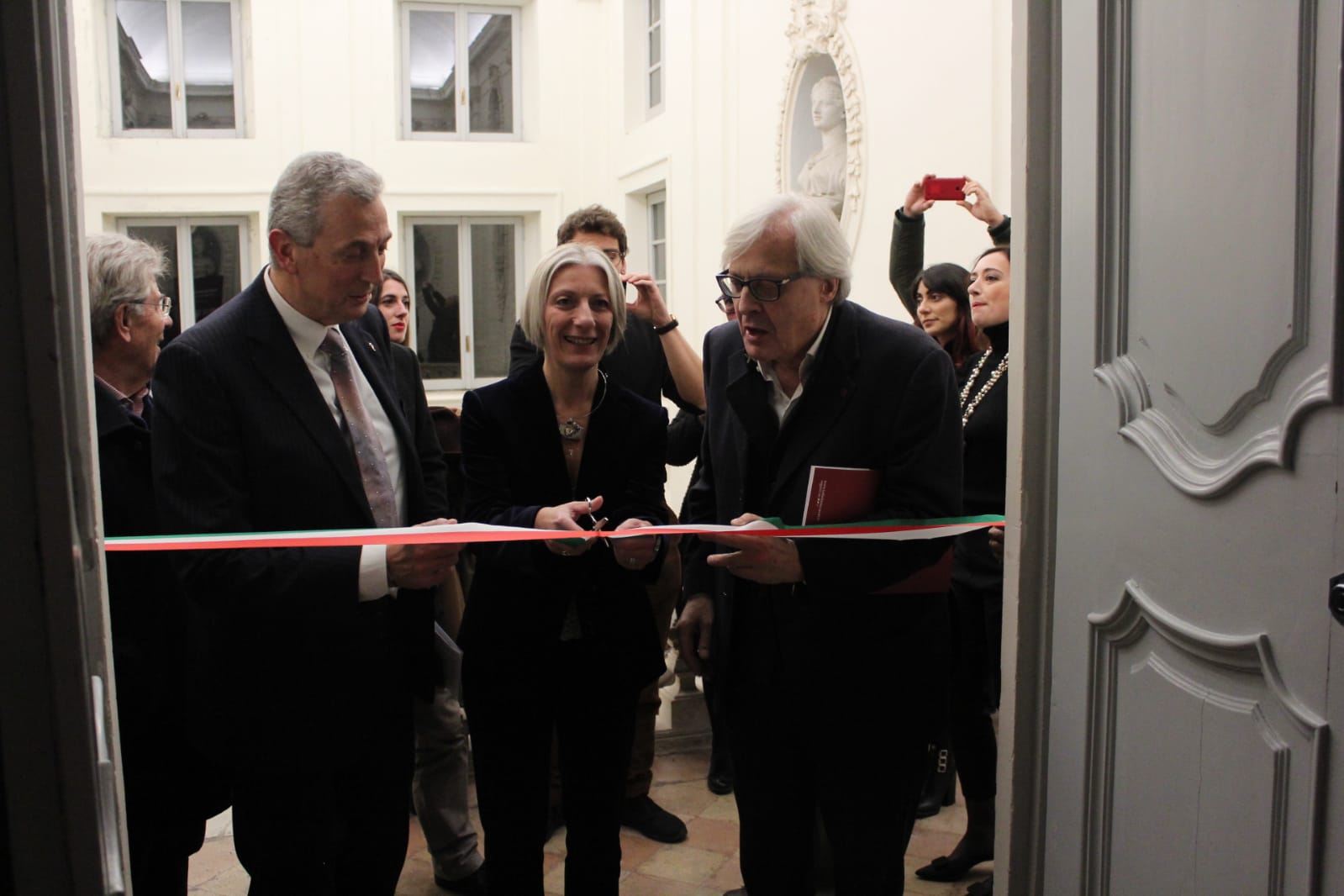 Sgarbi e la ricetta per il cratere: <br> «Una super mostra a New York o Parigi <br> Il Governo incapace di fare la ricostruzione»