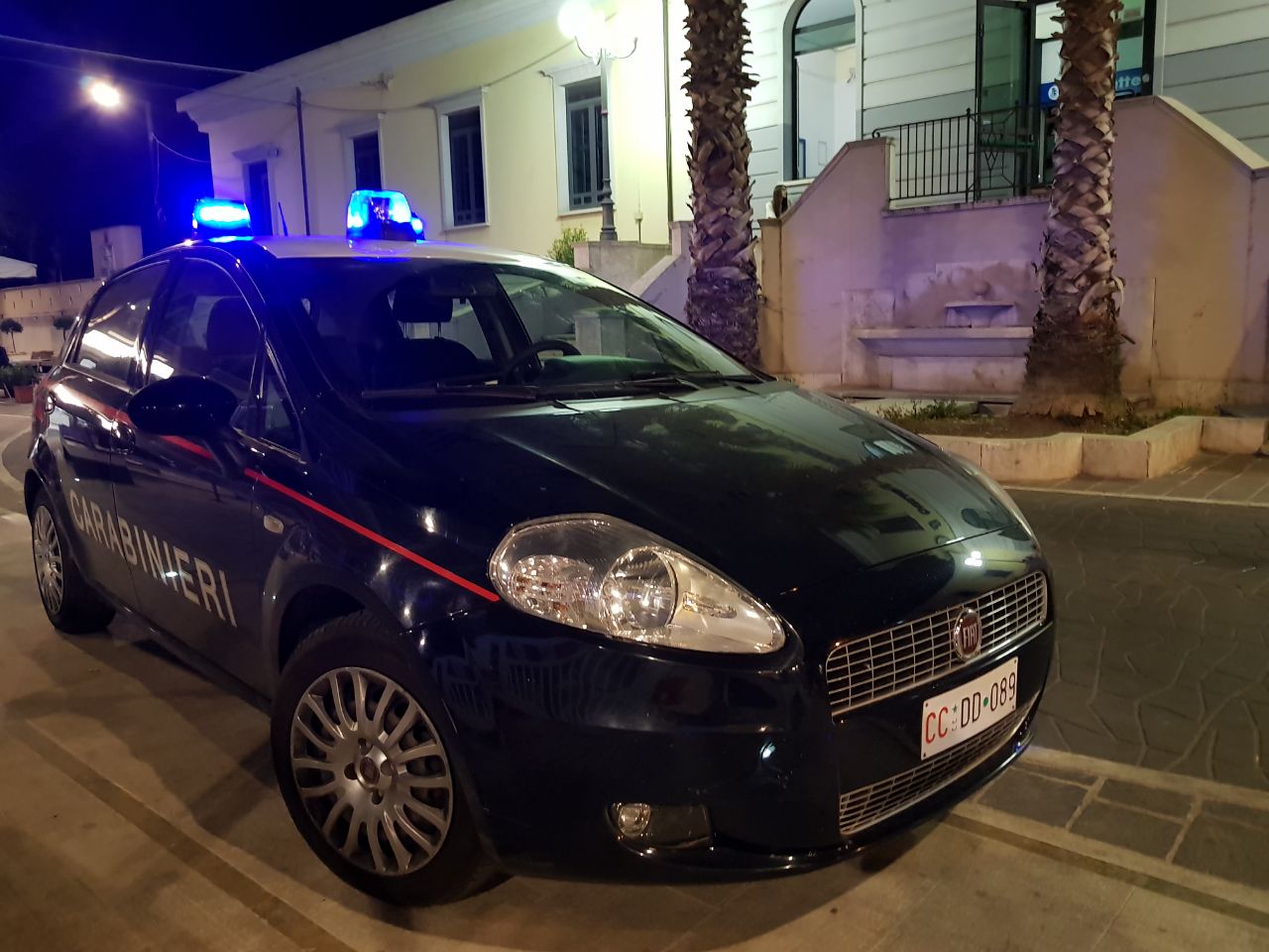 Paura in Stazione: <br> tenta il suicidio sui binari, <br> i Carabinieri bloccano <br> i treni e lo salvano
