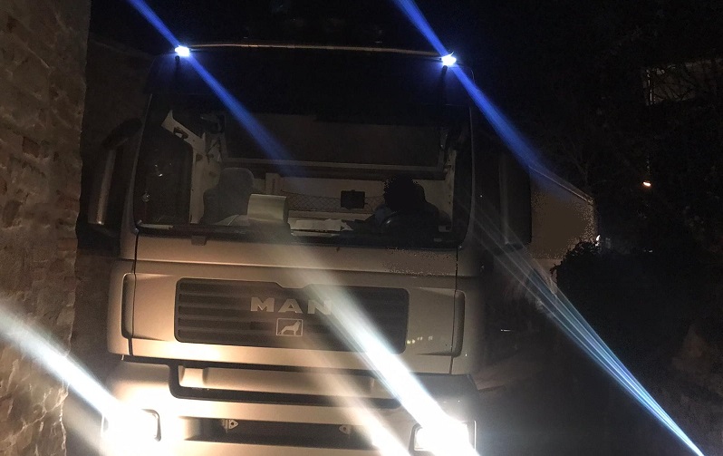 Tir sbaglia strada e rimane <br> incastrato tra due case: <br> al lavoro pompieri e volontari