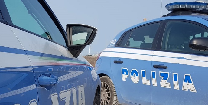 Entra in un negozio e dall’auto <br> scompare il cellulare: madre e figlio <br> incastrati dalla Polizia