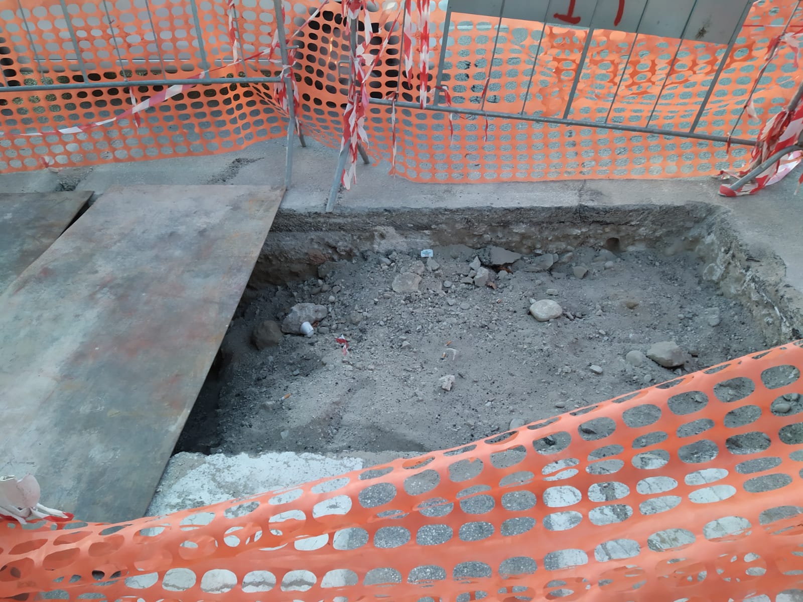 Fibra ottica, terminato lo scavo: <br> erano le fondazioni del ponte