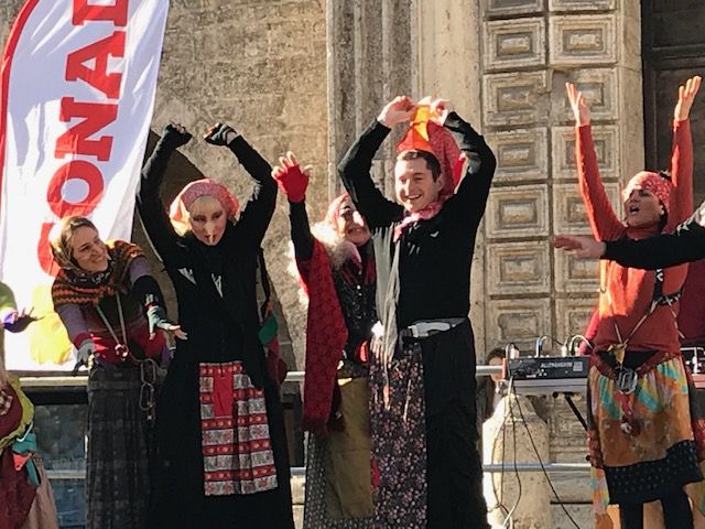 Le Befane scendono <br> in Piazza del Popolo <br> Anche il sindaco Fioravanti <br> si cala da Palazzo dei Capitani <br> <span> (Foto e video)