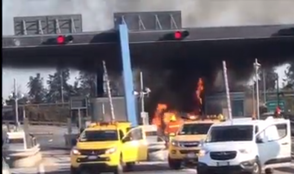 Pauroso incendio al casello <br> dell’autostrada A14: <br> momenti di tensione a Porto d’Ascoli, <br> immediati i soccorsi <br> <span> (Foto e video)