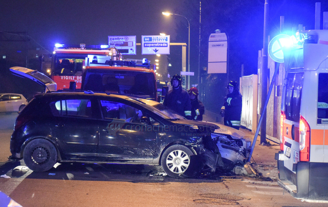 Frontale tra auto sulla Statale, <BR> conducente estratto dalle lamiere <br> dà in escandescenza