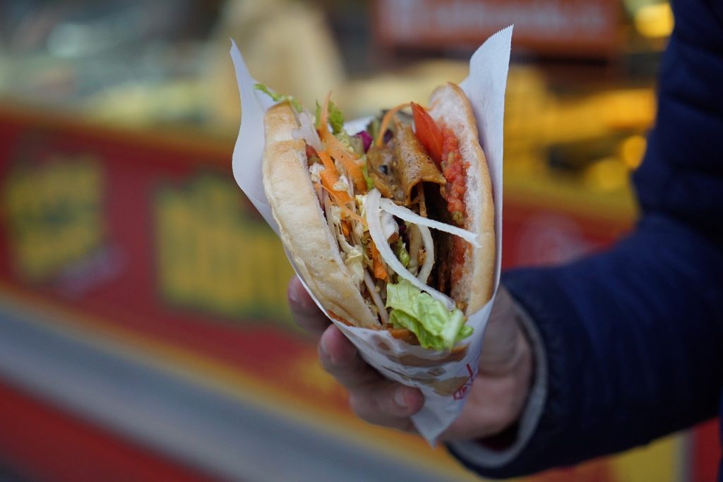 Centri storici, scontro sulla norma “anti-kebab” della Giunta Acquaroli: divampa la polemica