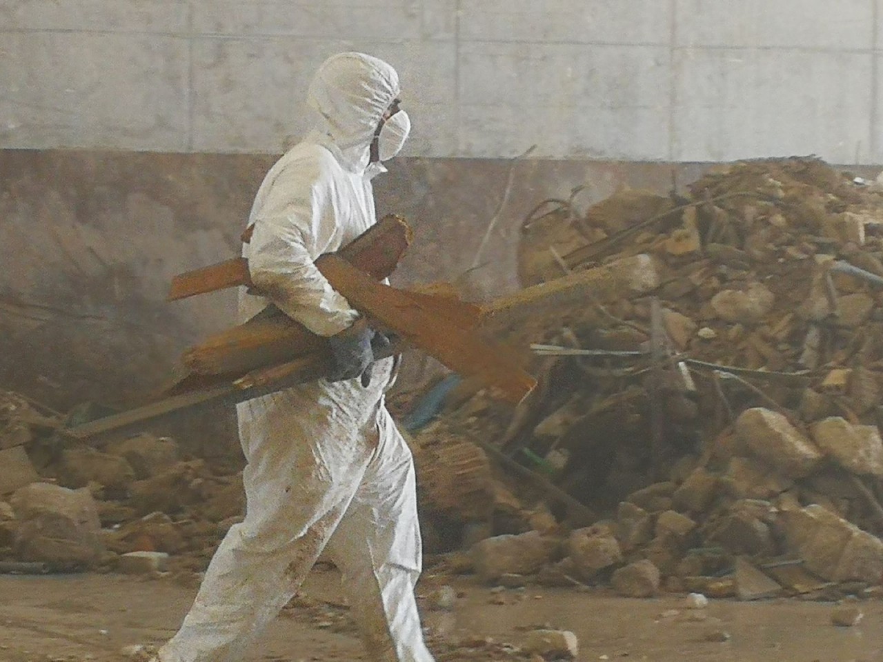 In ferie forzate <br> 35 dipendenti del Cosmari <br> che devono smaltire le macerie del sisma: <br> colpa della “svista” nel decreto terremoto