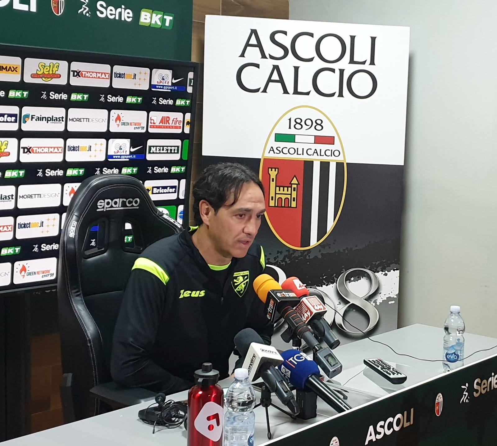 Frosinone-Ascoli posticipata alle 19 <br> per caso di Covid <br> nello staff dei ciociari