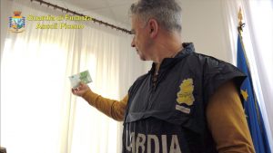 Soldi falsi, sequestri per oltre 18.000 euro <br> L’operazione della Finanza <span> (Foto e video) </span>