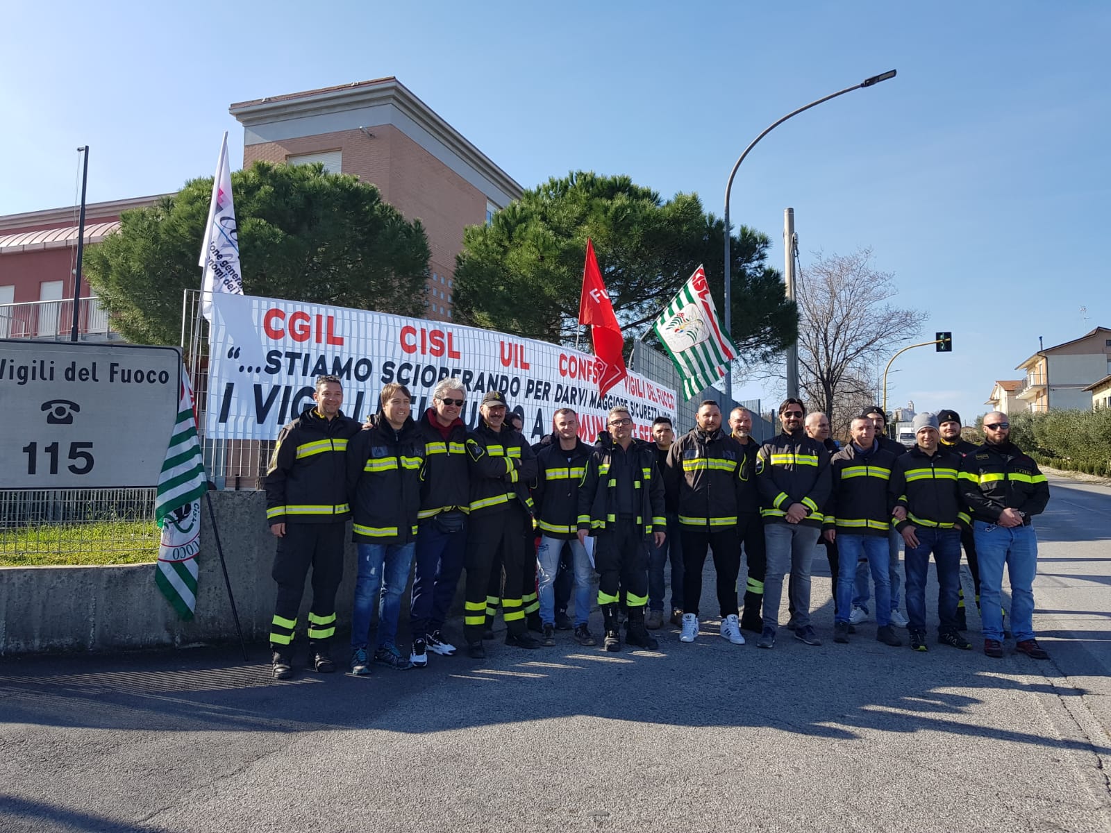 Vigili del fuoco, sit-in dei sindacati:<br> «Sedi a Servigliano e Comunanza, <br> i numeri sulla sicurezza contano» <br> <span> (Foto e video)