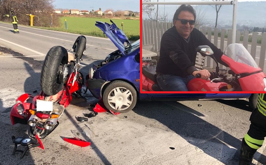 Tragedia, spaventoso schianto all’incrocio: muore centauro di 53 anni