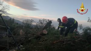 Raffiche di vento a 100 orari <br> Altri interventi nella notte, <br> pompieri al lavoro senza sosta <br> Tre ettari di bosco in fumo a Spelonga <br> <span> (Foto e video) </span>
