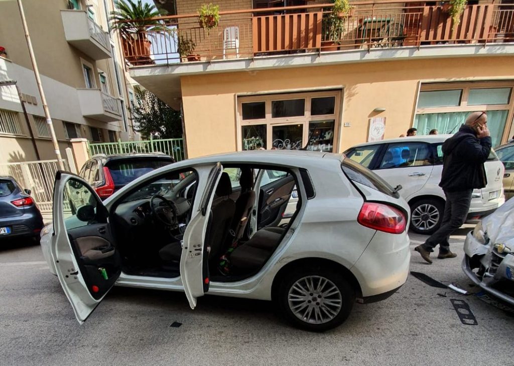 Speronamento, sparatoria e fuga <br> Paura a due passi dal centro <br> <span> (Foto e video) </span>