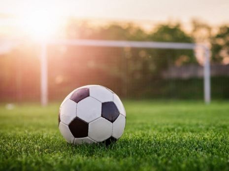 Pugno a un calciatore, <br> sospesa la partita: <br> frattura alla mandibola