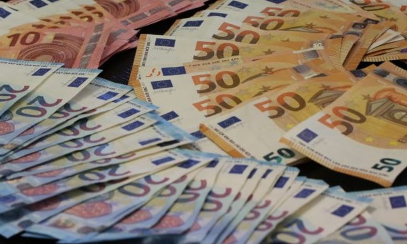 Trova oltre mille euro per terra <br> e li consegna ai Carabinieri
