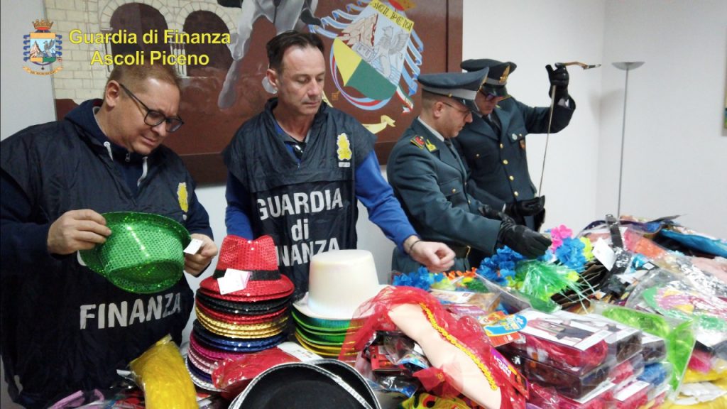 Carnevale sicuro 2020 <br> La Guardia di Finanza <br> sequestra 60.000 articoli non conformi <br> pronti per essere venduti <br> <span> (Foto e video)