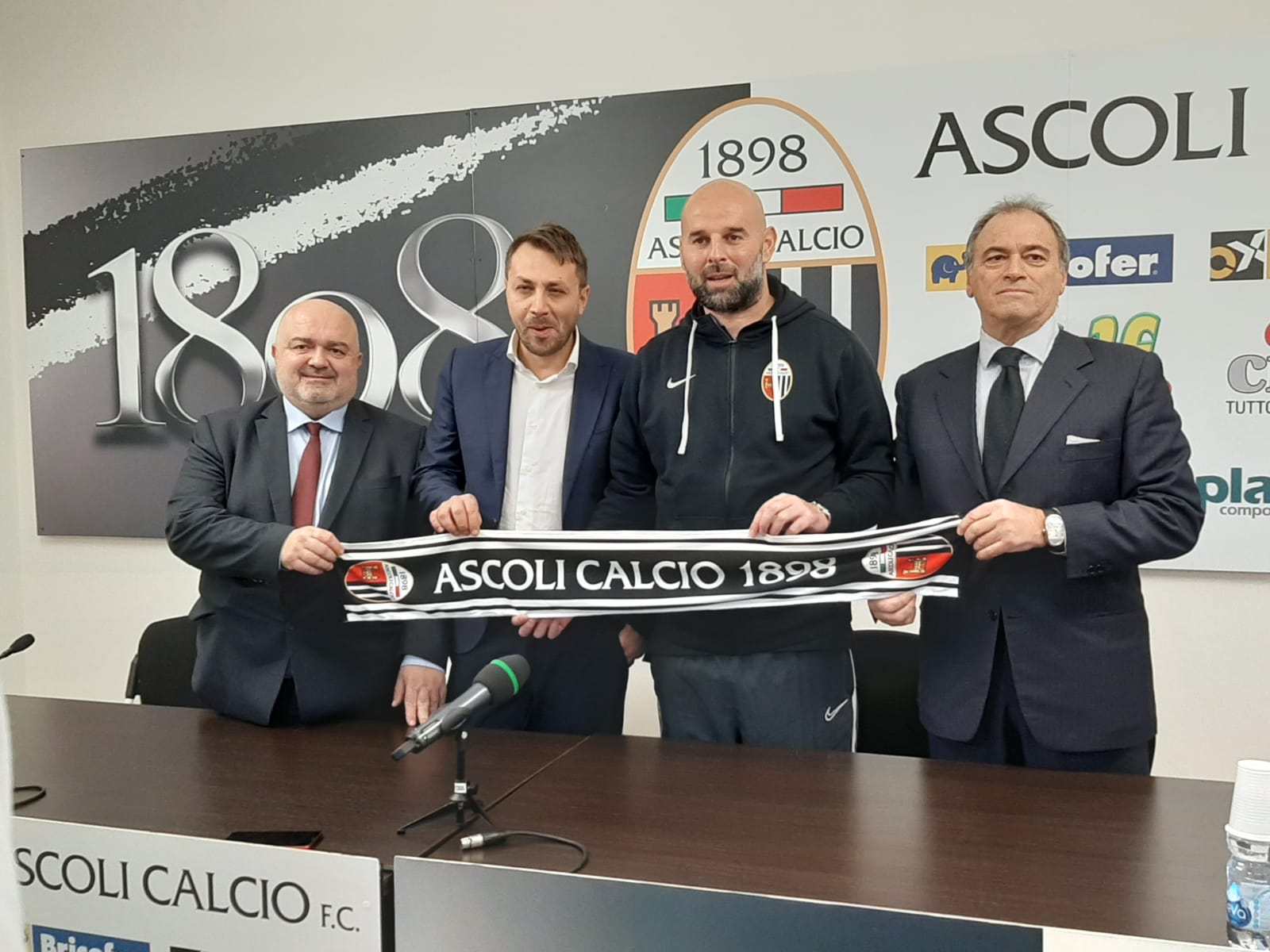 Ascoli, Pulcinelli: «Auguri a tutti» <br> Gli allenamenti potrebbero <br> riprendere lunedì 4 maggio