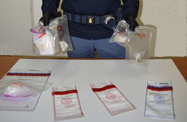 Tre etti di cocaina pronti per lo spaccio, <br> scatta il blitz della Polizia <br> e tre giovani finiscono in manette Tre etti di cocaina pronti per lo spaccio, <br> scatta il blitz della Polizia <br> e tre giovani finiscono in manette