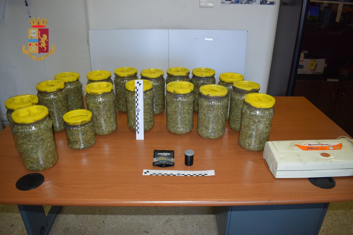 Droga, la centrale dello spaccio <br> La gestiva un 45enne, <br> scoperto e arrestato dalla Polizia <br> Sequestrati oltre otto chili <br> di marijuana e hashsish