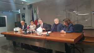 Coronavirus tra psicosi e caos <br> Ceriscioli annuncia: <br> «Chiudiamo scuole e atenei!» <br> Ma il presidente Conte <br> lo stoppa in diretta <span> (Il video)