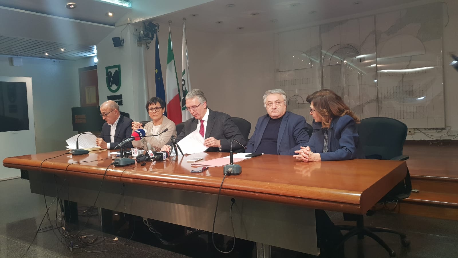 Coronavirus tra psicosi e caos <br> Ceriscioli annuncia: <br> «Chiudiamo scuole e atenei!» <br> Ma il presidente Conte <br> lo stoppa in diretta <span> (Il video)