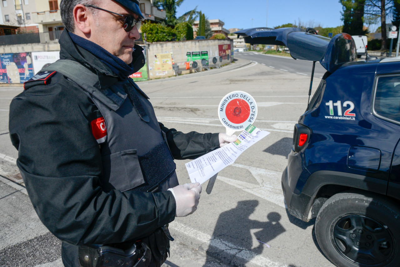 Al bar per una birra, a lavare l’auto, <br> a comprare un francobollo <br> Decreto Resto a casa: raffica di violazioni