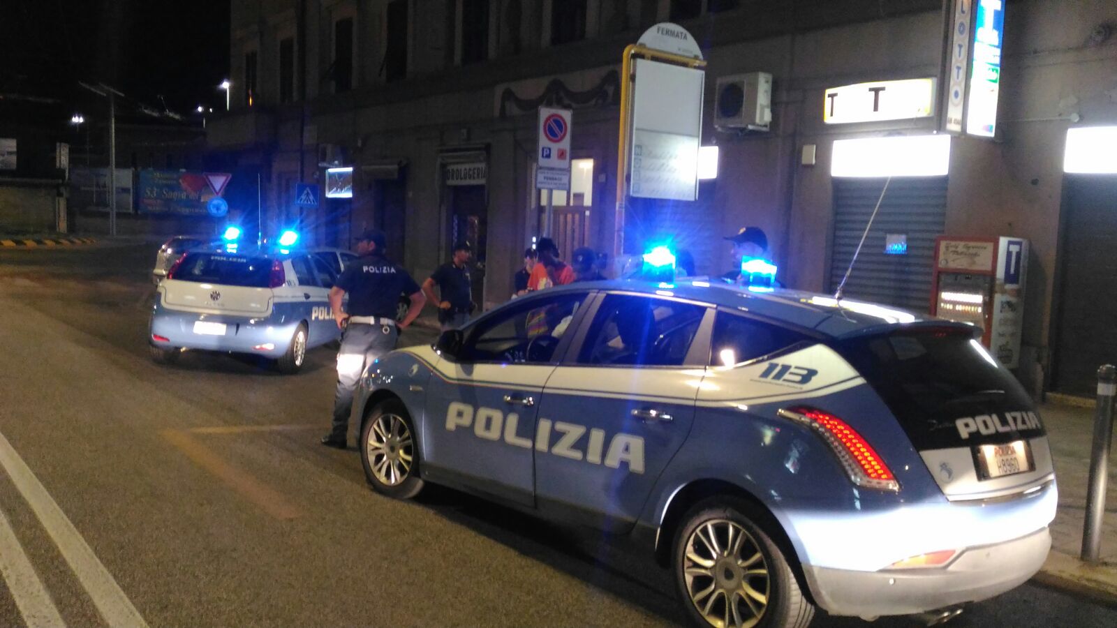 Violano il decreto “Io resto a casa” <br> per appartarsi vicino al cimitero